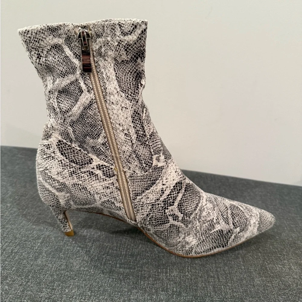 AZALEA WANG Leoncio Snakeskin Embossed mobwife sexy chic  Bootie (Women)/size 8